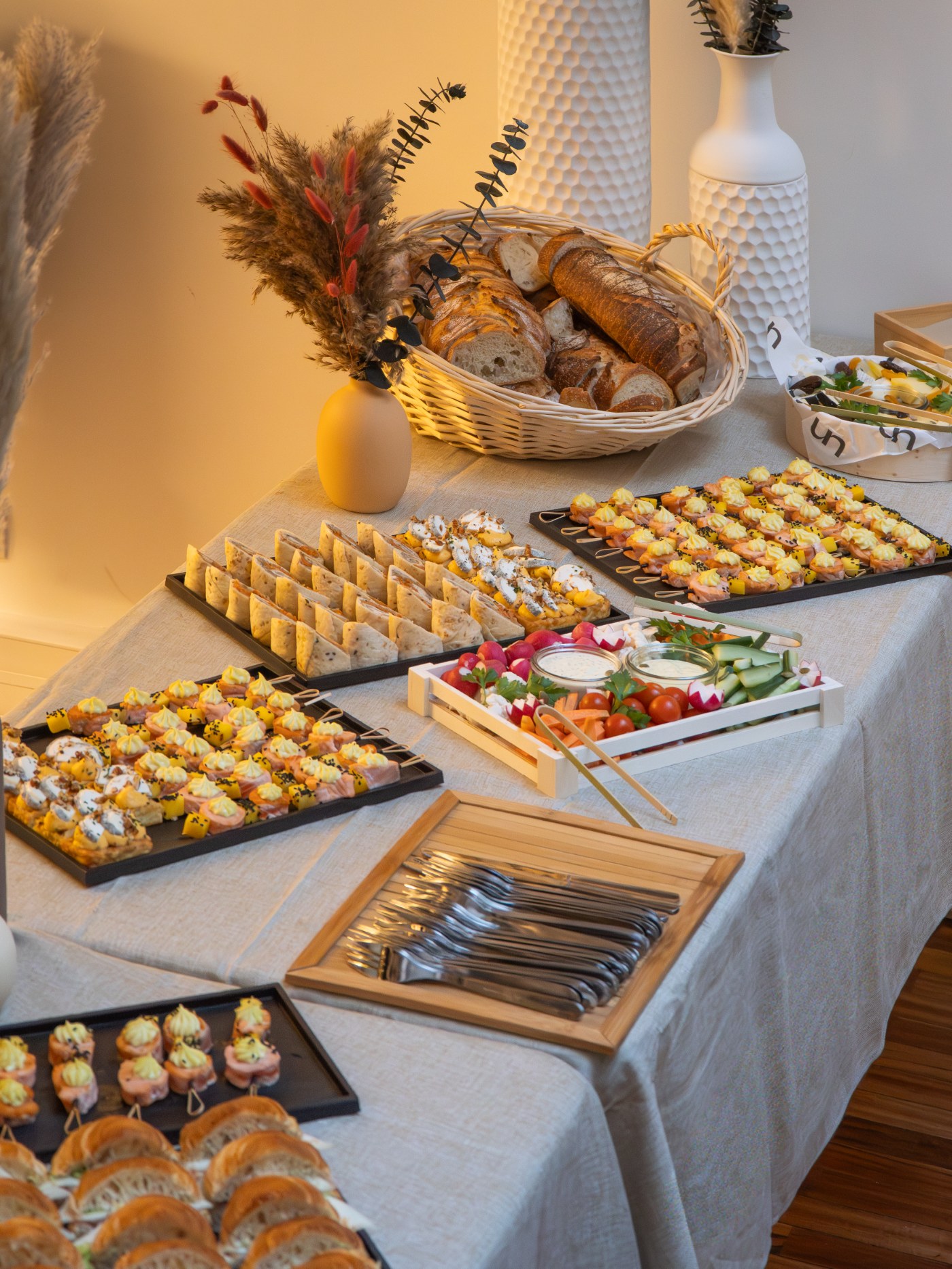 Buffet traiteur dressé pour un événement Kaskad - atelier créatif en équipe pendant un séminaire Kaskad